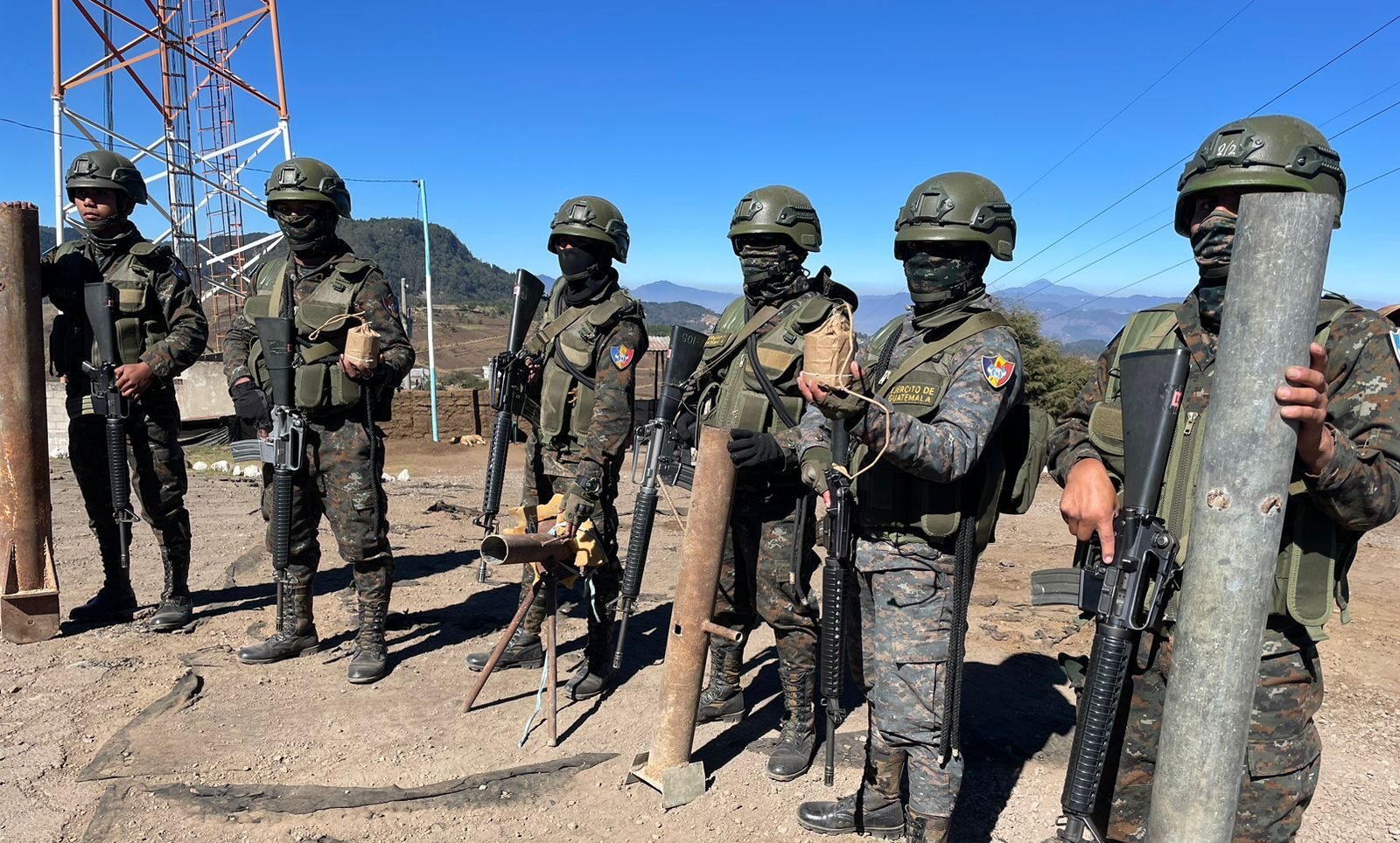Ejército y ministerios asisten a comunitarios de Nahualá y Santa Catarina Ixtahuacán. / Foto: Ejército.