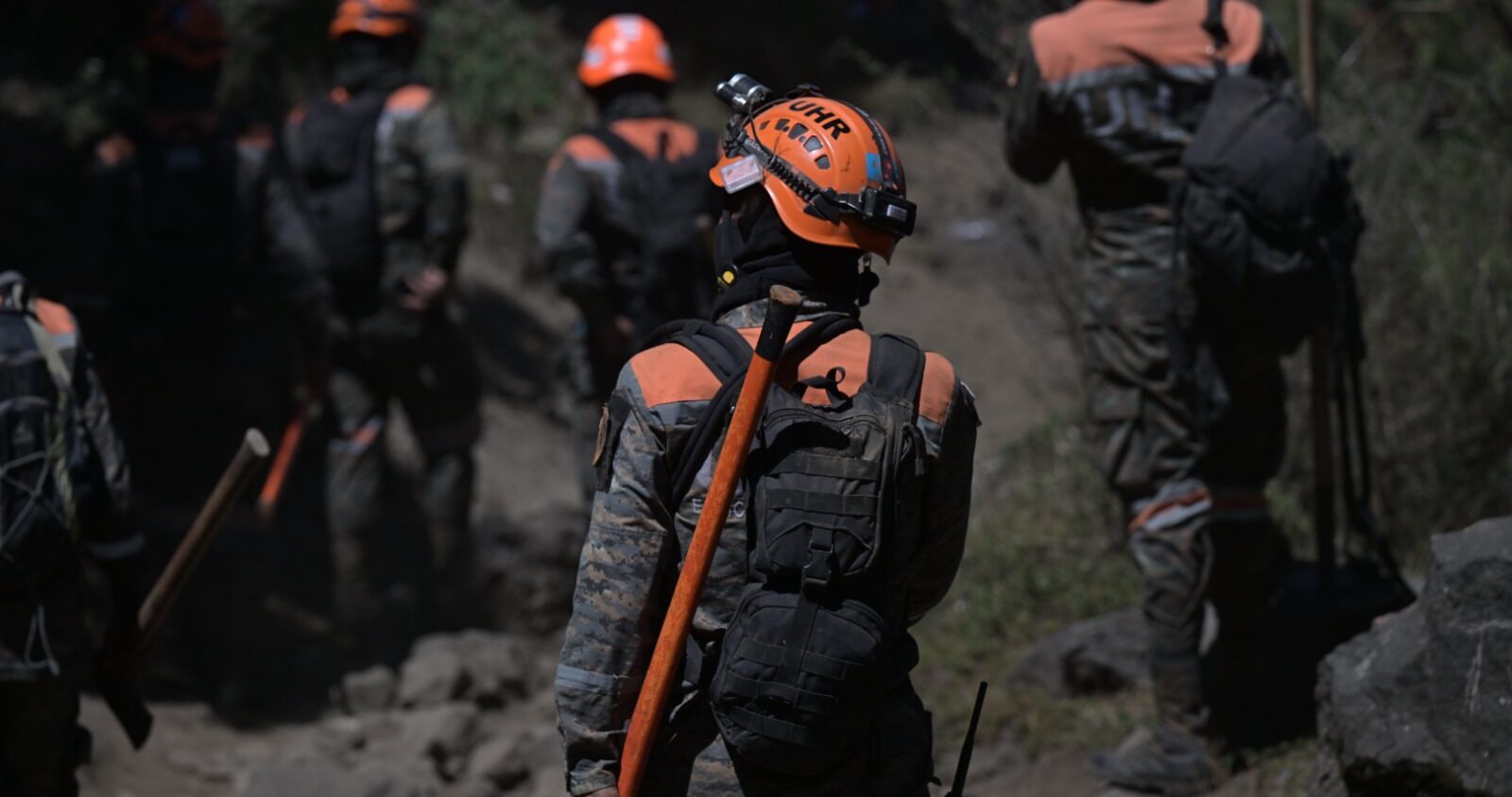 Brigadistas se esfuerzan para apagar los incendios activos en el país. /Foto: Álvaro Interiano