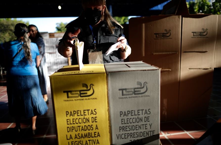 Celebran elecciones presidenciales y legislativas en El Salvador