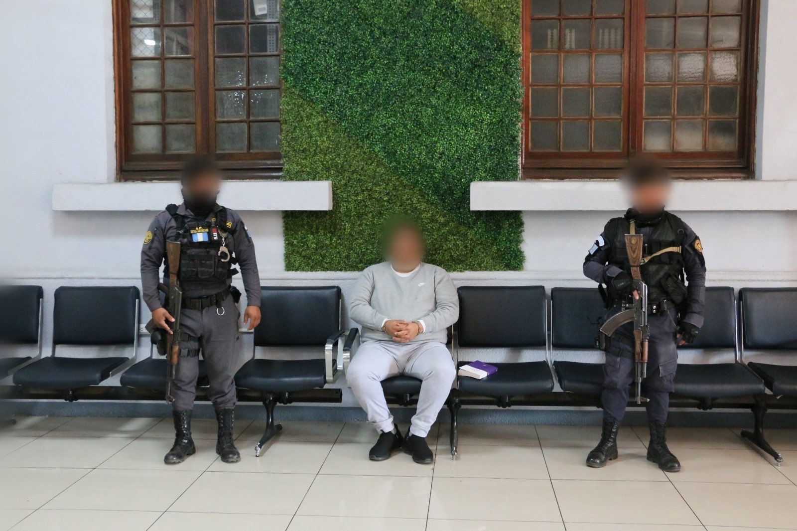 Agentes policiales custodiando a Yuris Yobani López Lucas. / Foto: Mingob.