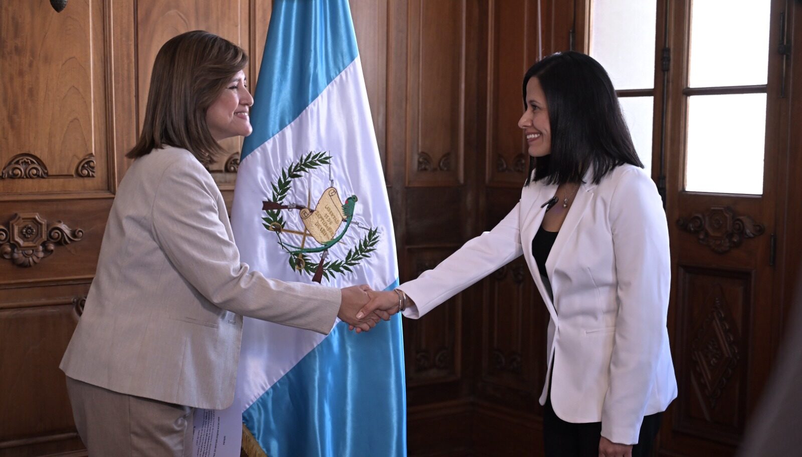 La presidenta en funciones, Karin Herrera (izquierda), juramentó a Ana Silvia Muñoz (derecha) como nueva subdirectora de Seccatid. /Foto: Álvaro Interiano.