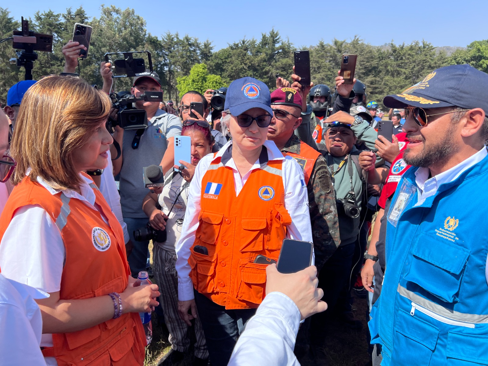 Karin Herrera visita puesto de operaciones en el volcán de Agua