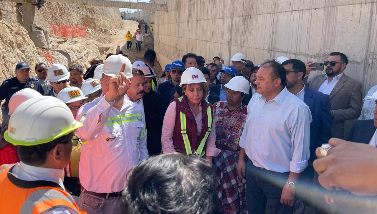 Ministra de Comunicaciones supervisa obras en Quetzaltenango. /Foto: CIV