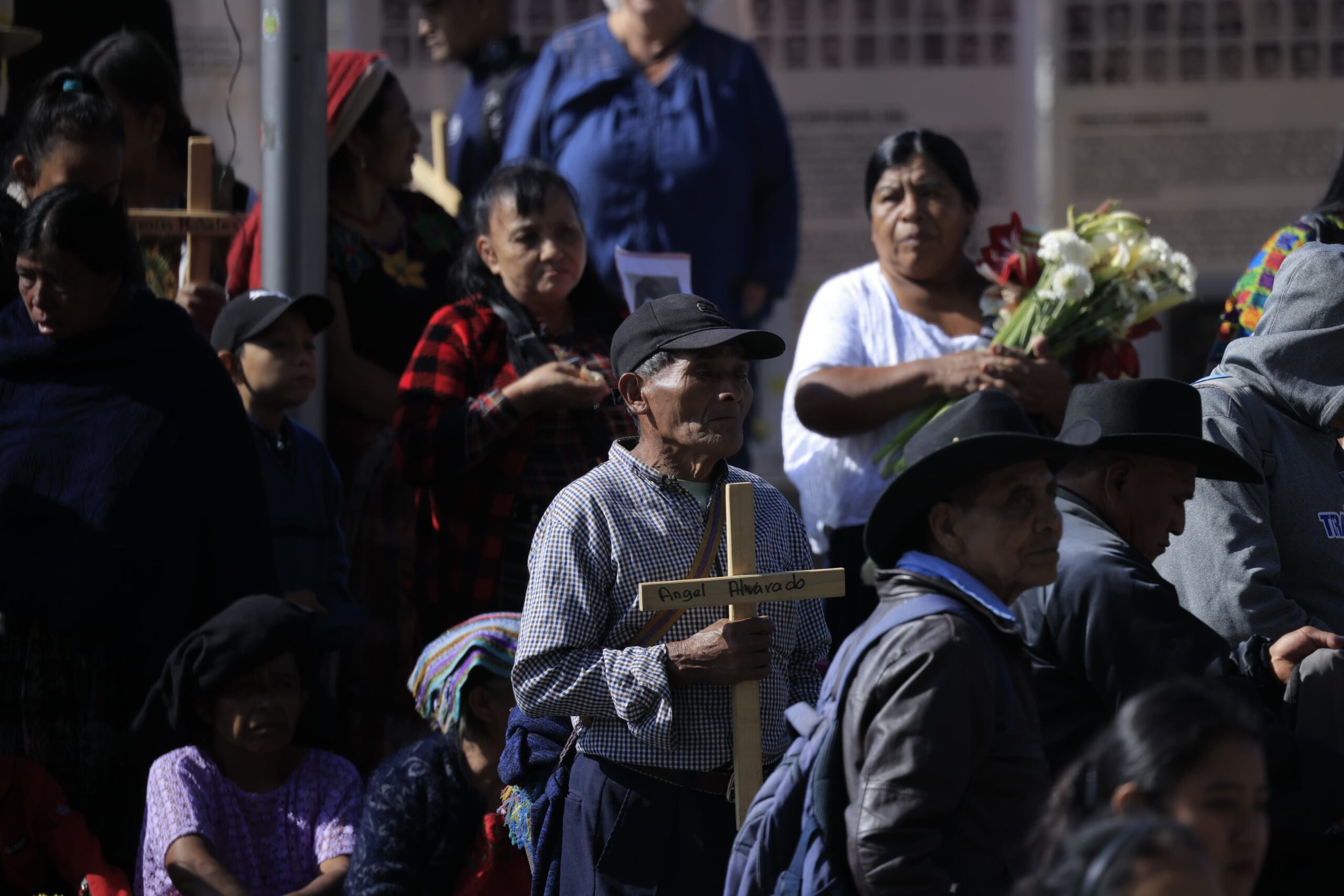 Guatemaltecos hacen homenaje a sus seres queridos desaparecidos durante el conflicto armado interno. /Foto: Gilber García