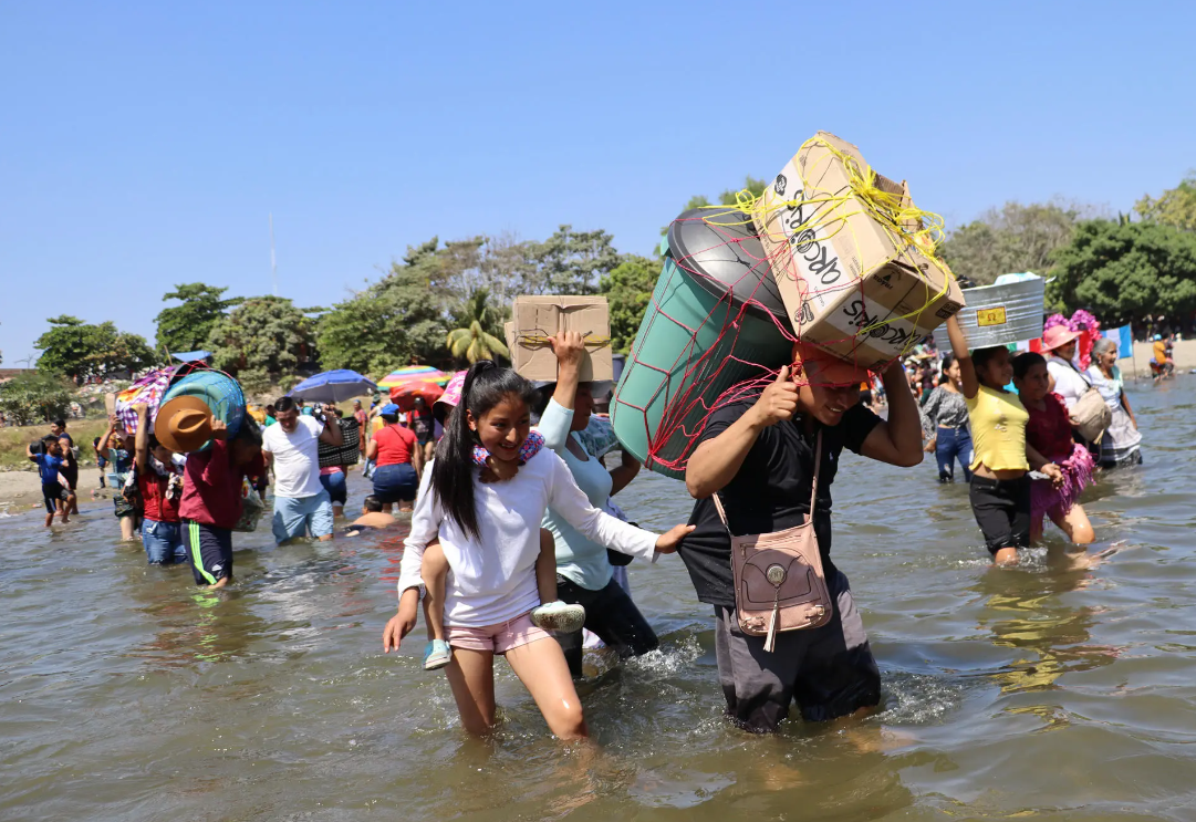 Guatemaltecos aprovechan la festividad para alimentar su devoción y abastecerse con productos mexicanos. / Foto: EFE.