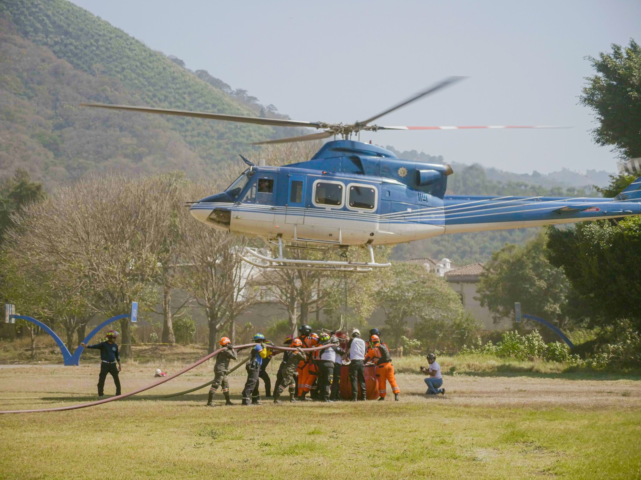 Sigue el combate de las llamas en el volcán de Agua. / Foto: Vicepresidencia de la República.