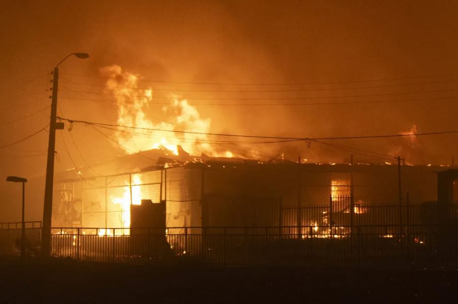 El fuego llega al corazón industrial de Viña del Mar y se ordenan evacuaciones masivas