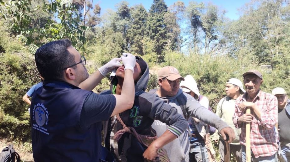 Brindan asistencia a personas que apoyan el incendio en el volcán de Agua