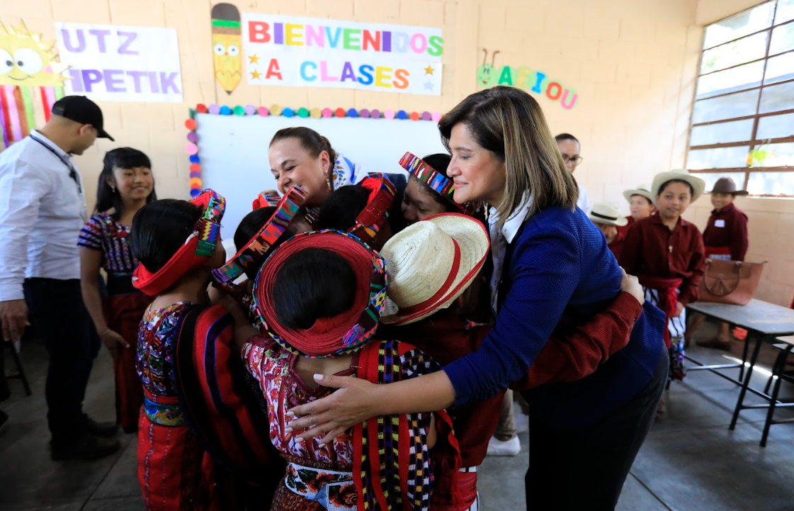 Presidenta en funciones Karin Herrera y ministra Giracca compartiendo con niños en el inicio de clases. / Foto: Noé Pérez, Gobierno de Guatemala.