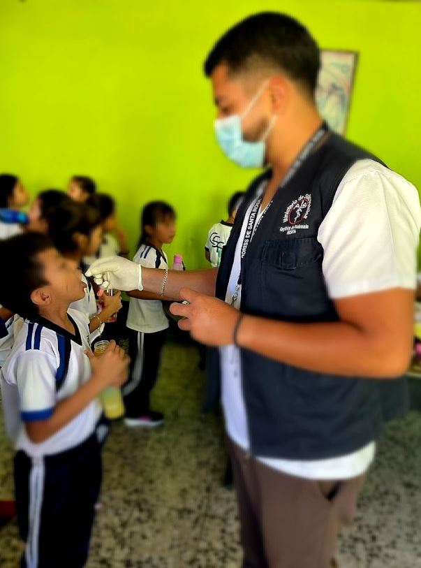 Desarrollan primera jornada de desparasitación y vacunación contra el VPH en Santa Rosa