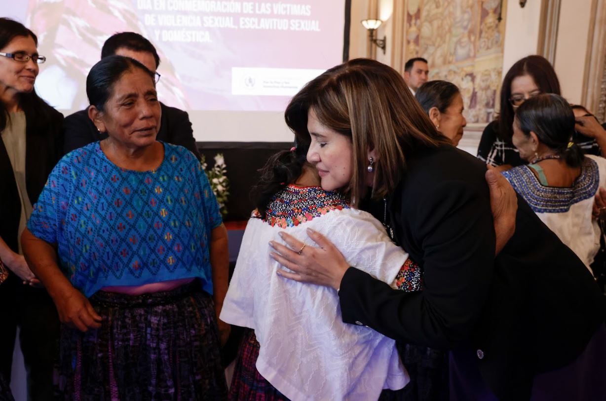 Vicepresidenta con las abuelas de Sepur Zarco. / Foto: Dickéns Zamora.