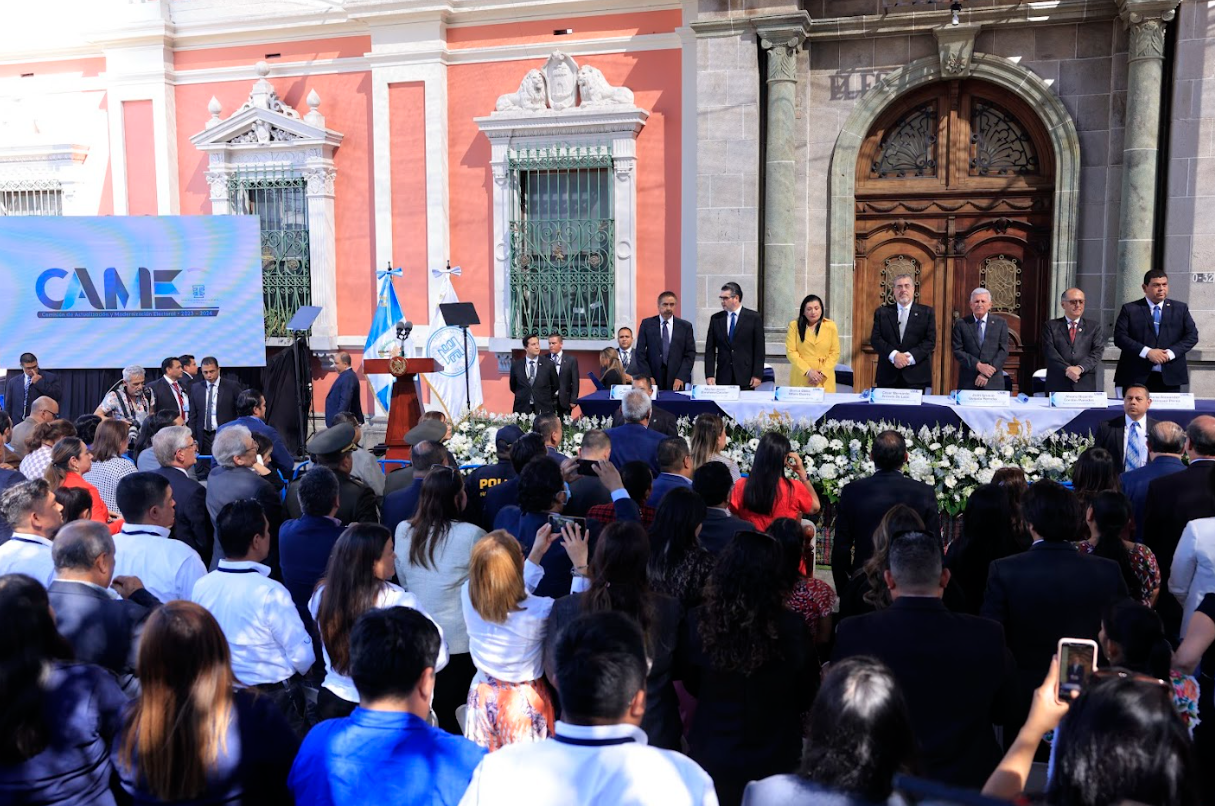 Presidente Bernardo Arévalo con autoridades del TSE. / Foto: Gilber García.