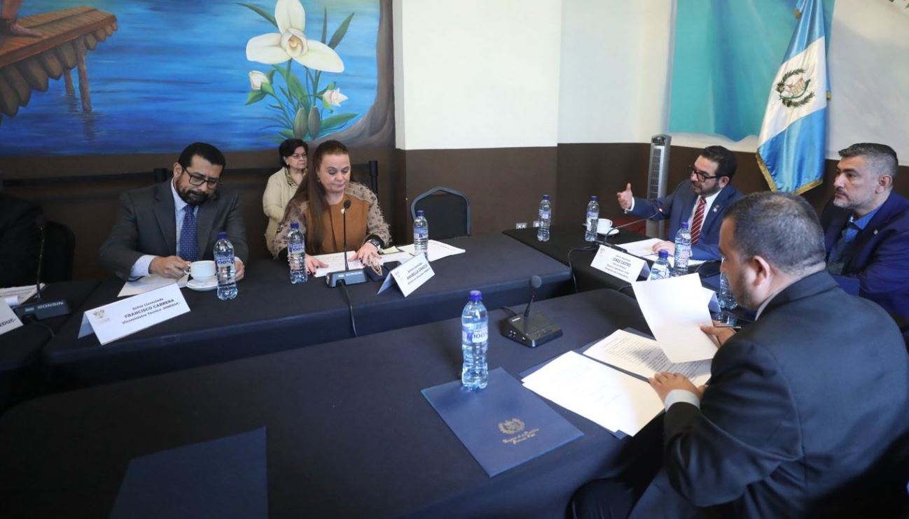 Ministra de Educación se reúne con diputados por salud de los estudiantes