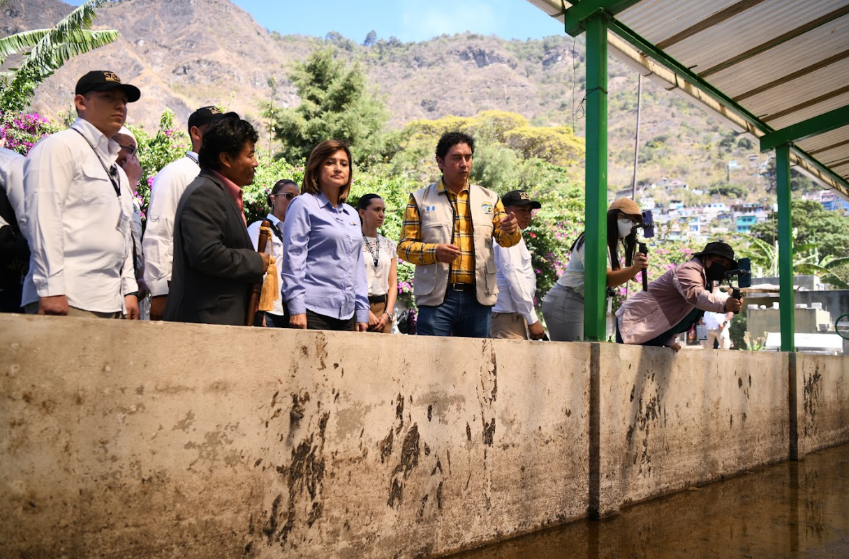 Karin Herrera en visita a planta de tratamiento de aguas cerca del lago de Atitlán. / Foto: Carlos Jacinto.