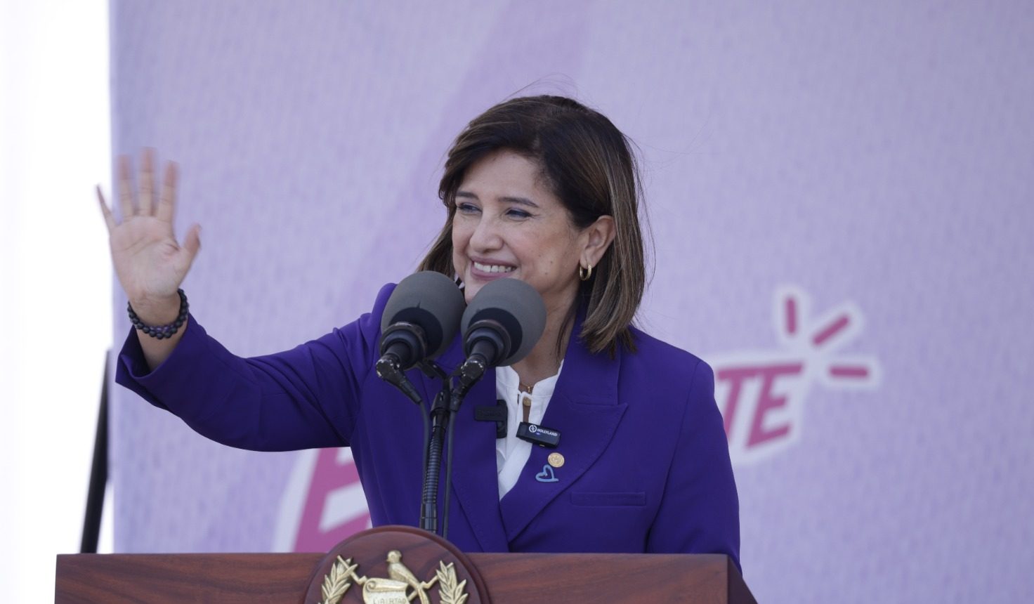 Vicepresidenta Karin Herrera saludó a las mujeres en la Plaza Central. /Foto: Dickéns Zamora