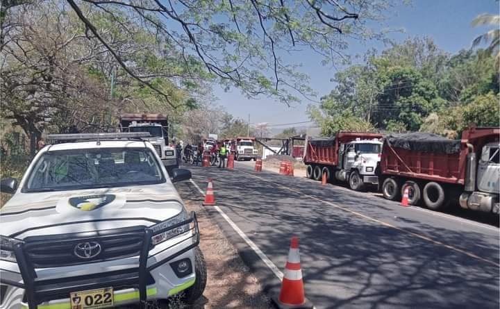 Trabajos de bacheo en carretera Jalpatagua-frontera Valle Nuevo