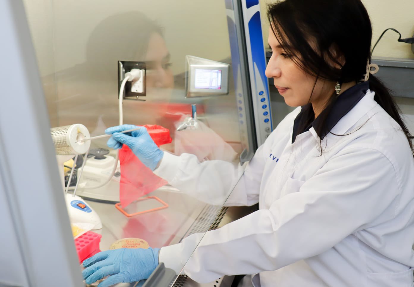 Embajada de EE.UU. reconoce el trabajo de científica guatemalteca en el campo de la bacteriología