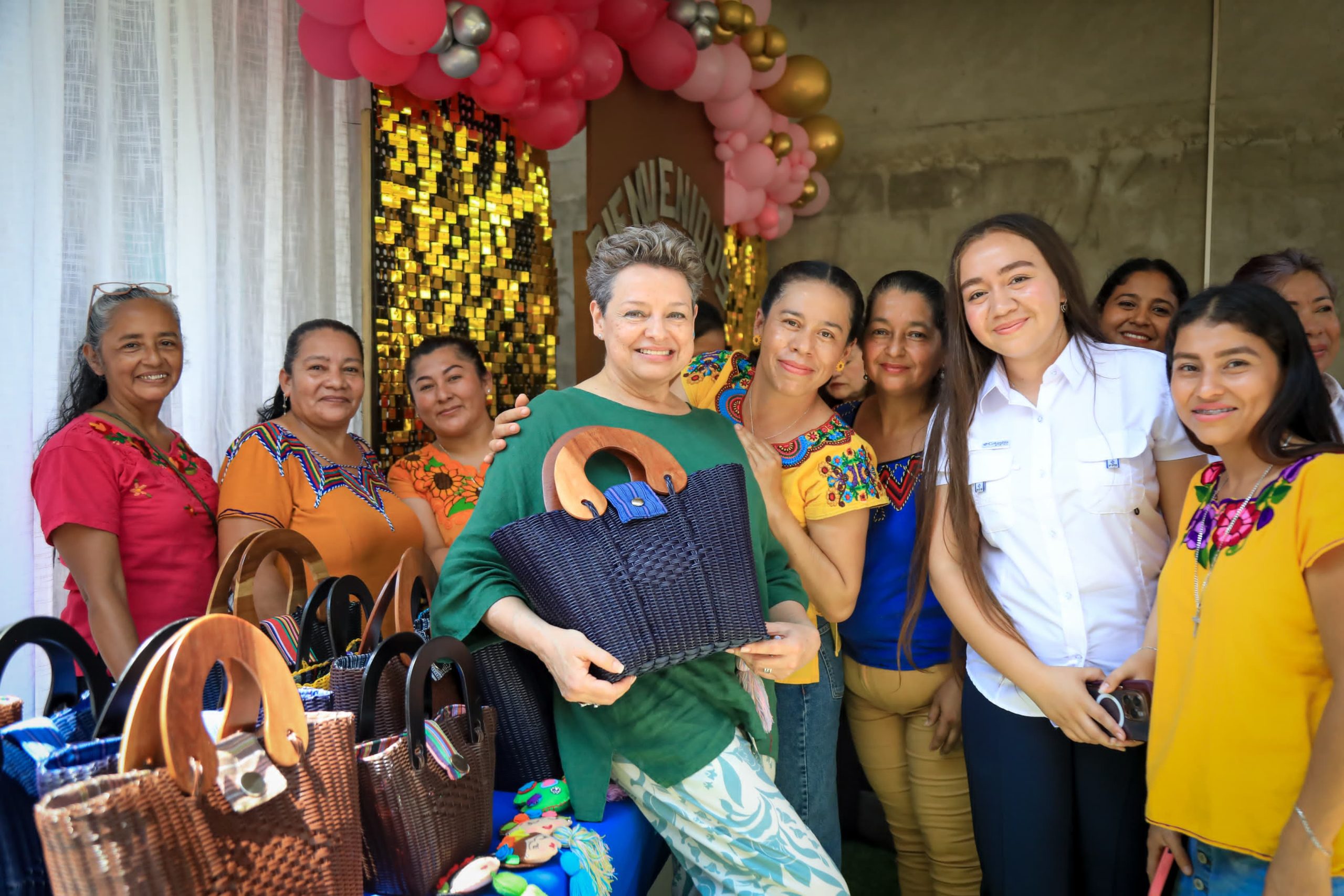 La doctora Peinado conoció los productos de mujeres emprendedoras. / Foto: SOSEP.