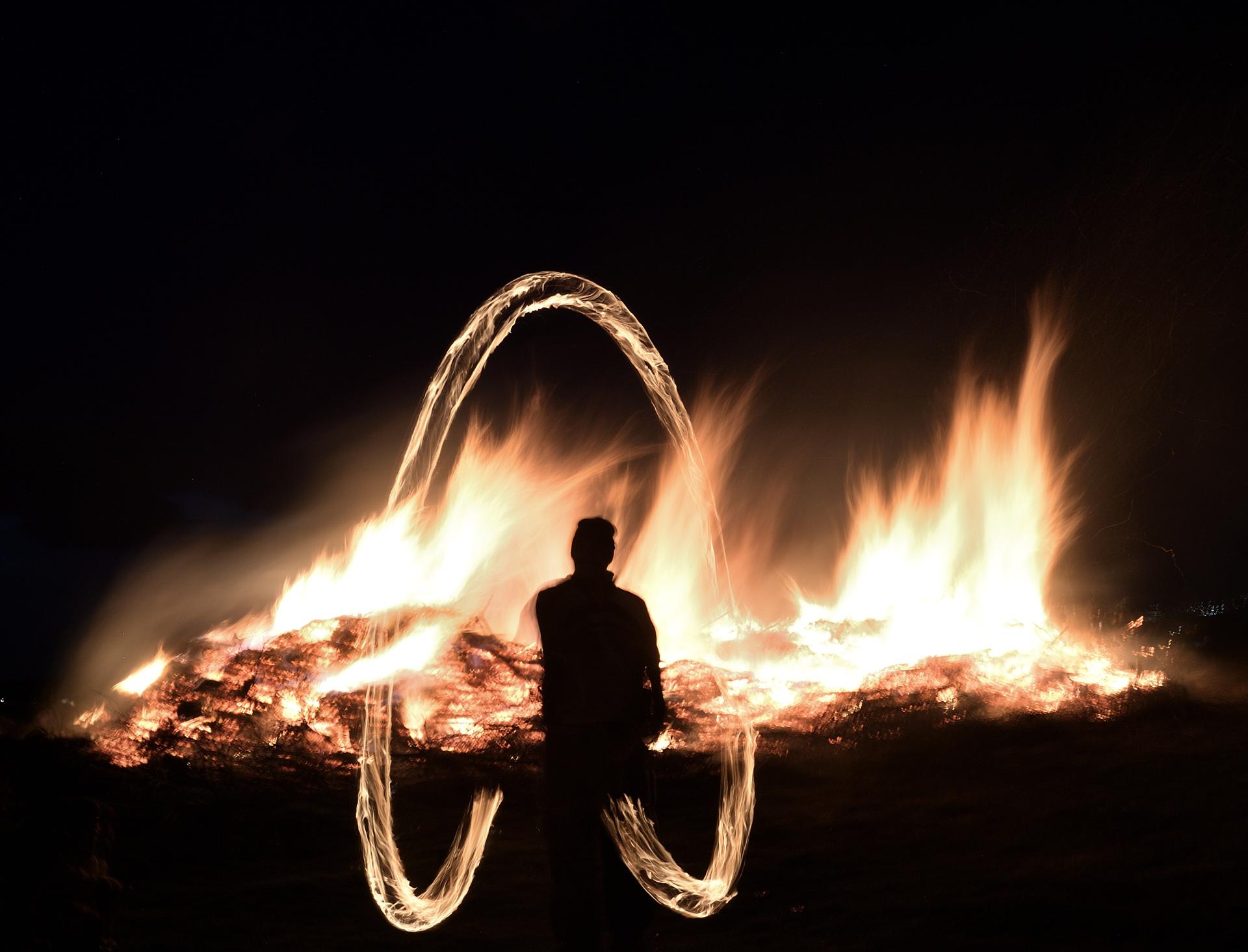 Un hombre celebrando en Shrovetide con bolas de fuego. / Foto: EFE.