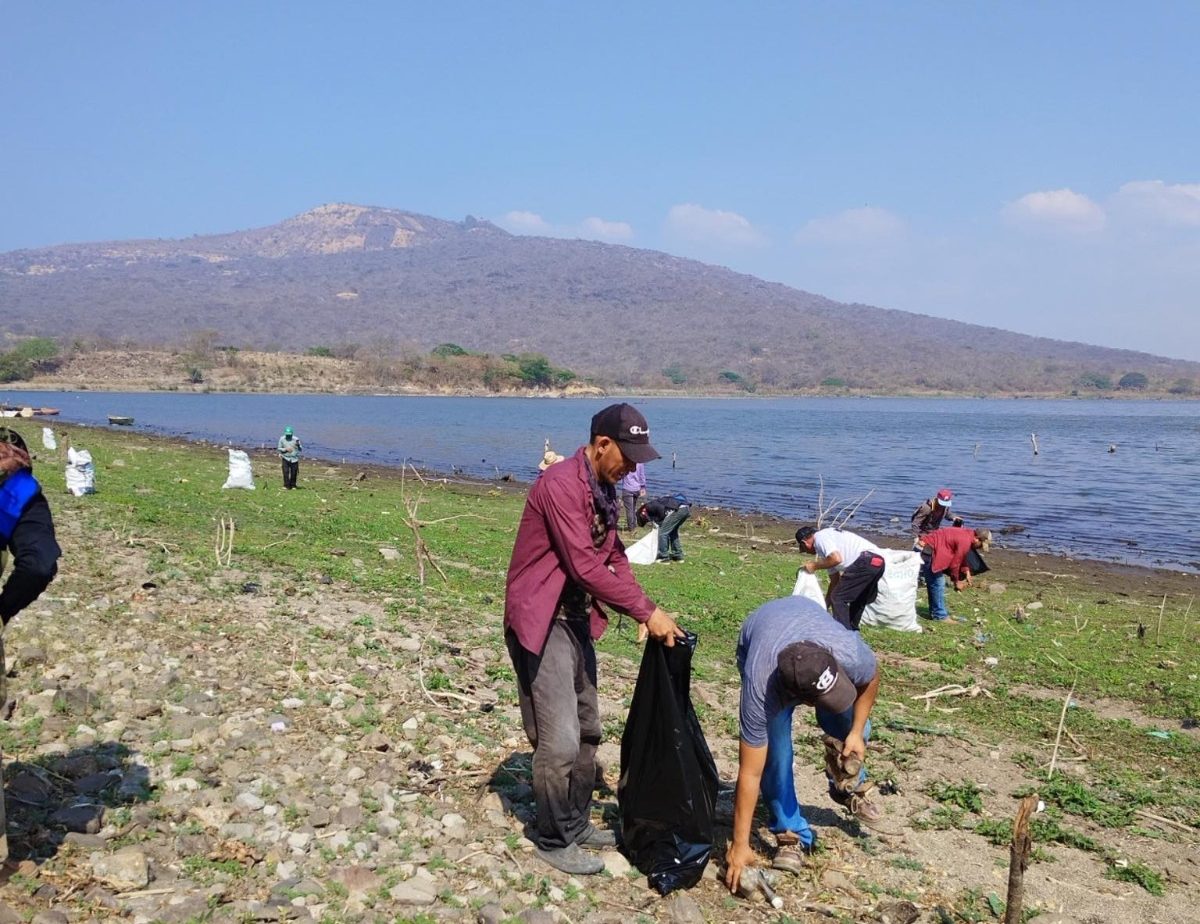 Impulsan jornada de limpieza en laguna de Atescatempa