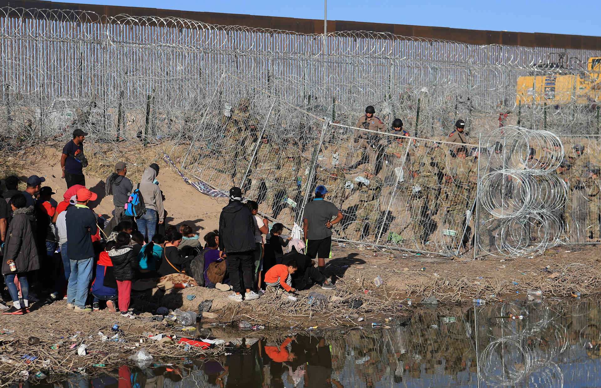 Denuncian agresiones con balas de goma de Policía texana a migrantes en frontera de México