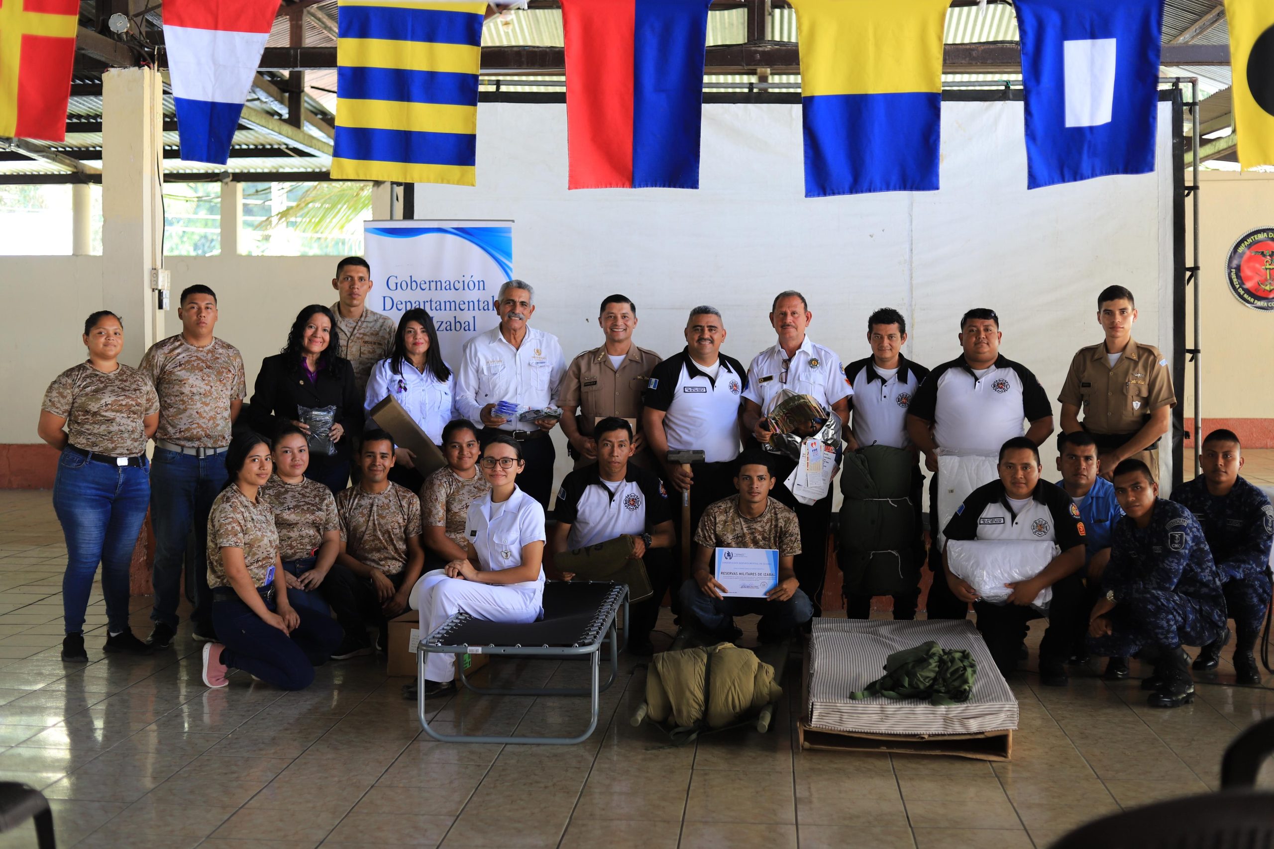 Bomberos voluntarios de Izabal reciben equipo para fortalecer atención de emergencias