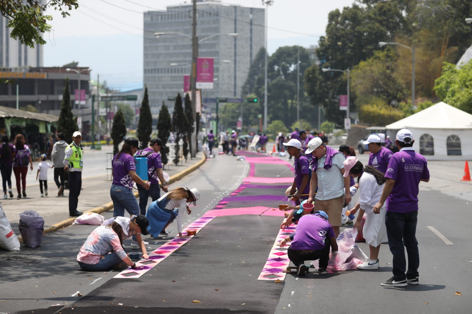 Tres mil voluntarios participan en elaboración de alfombra para el paso del Cristo Yacente del Calvario y la Reina de la Paz