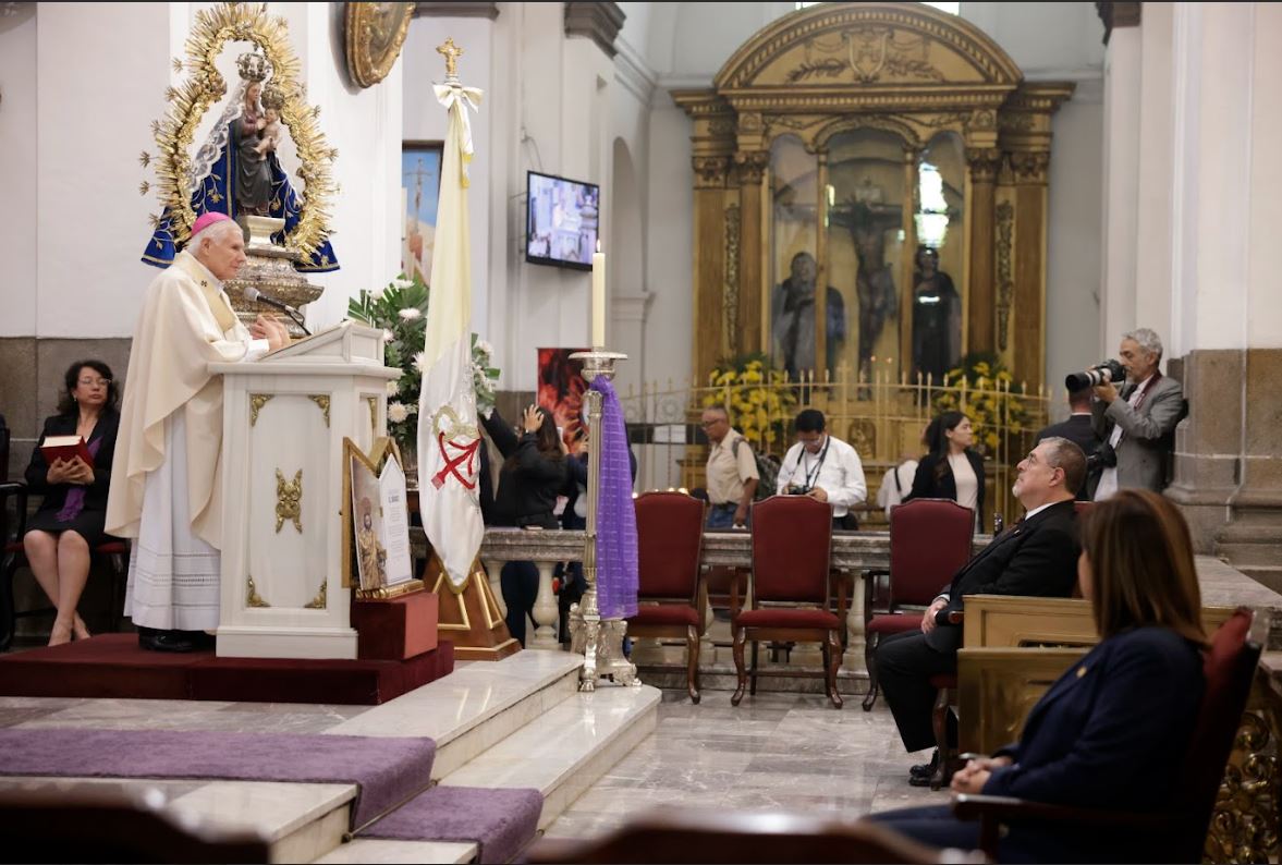 Binomio presidencial participa en la misa de aniversario de pontificado del Papa Francisco. / Foto: Alejandro García y Dickéns Zamora.