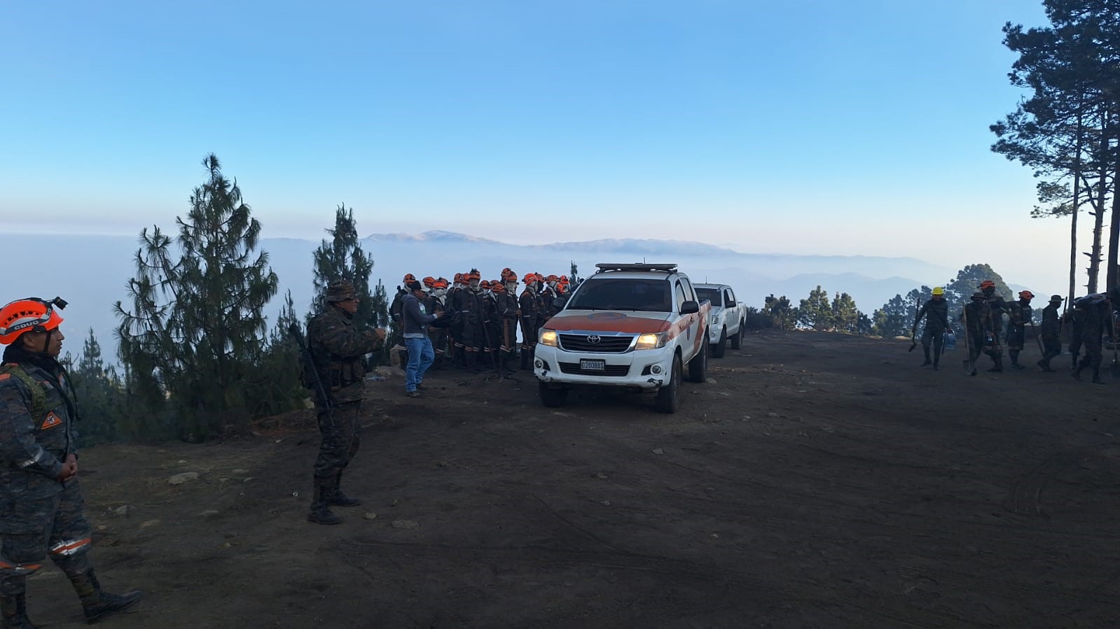 Retoman las operaciones aéreas para sofocar incendio en el volcán de Agua