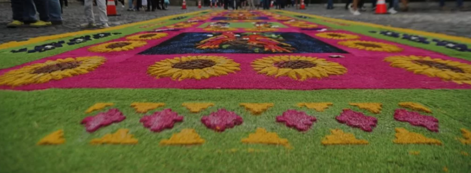 Qué materiales se utilizan para elaborar las alfombras de Semana Santa