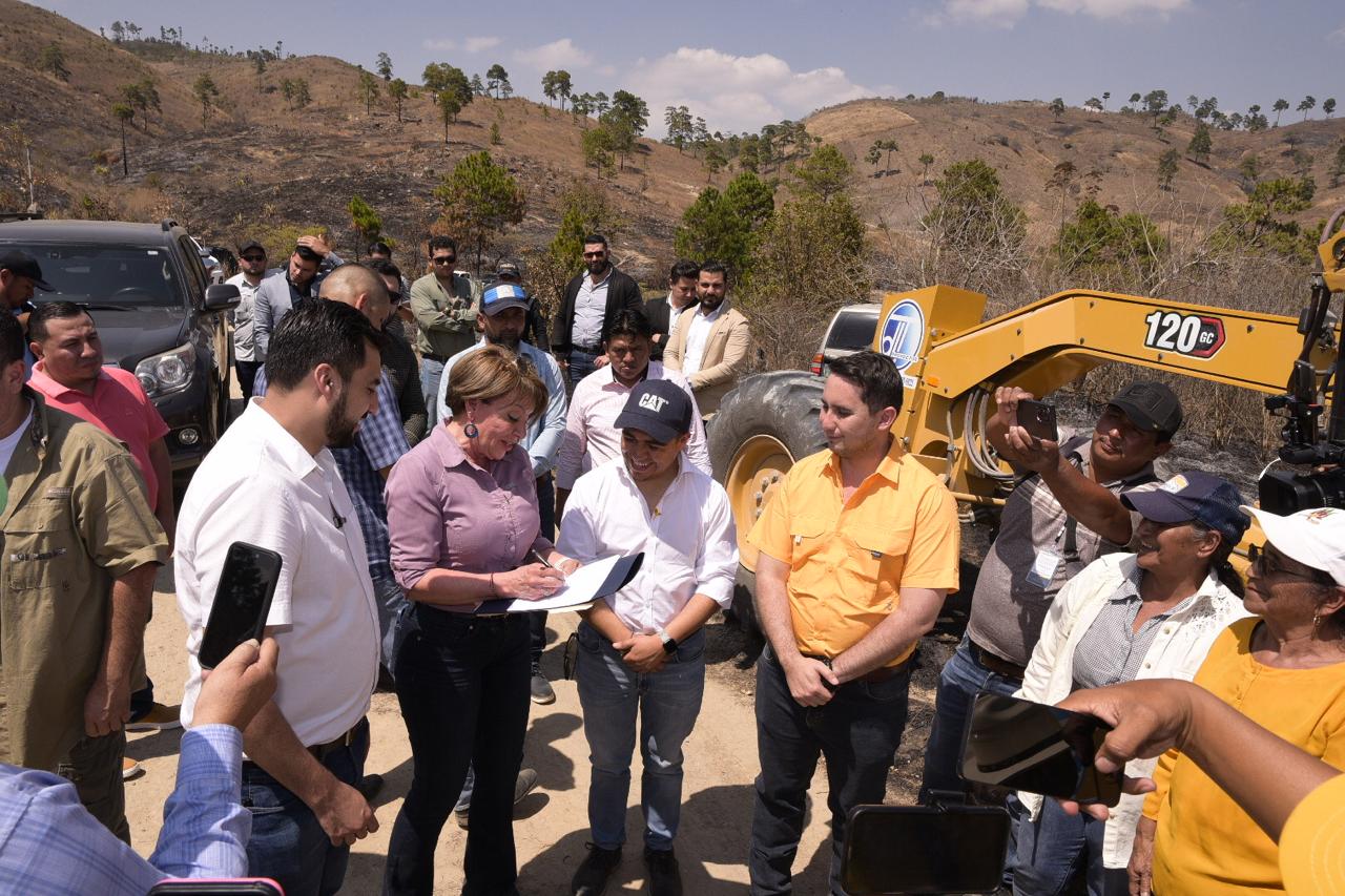 Ministra firmó once autorizaciones de propietarios en Jalapa. /Foto: CIV
