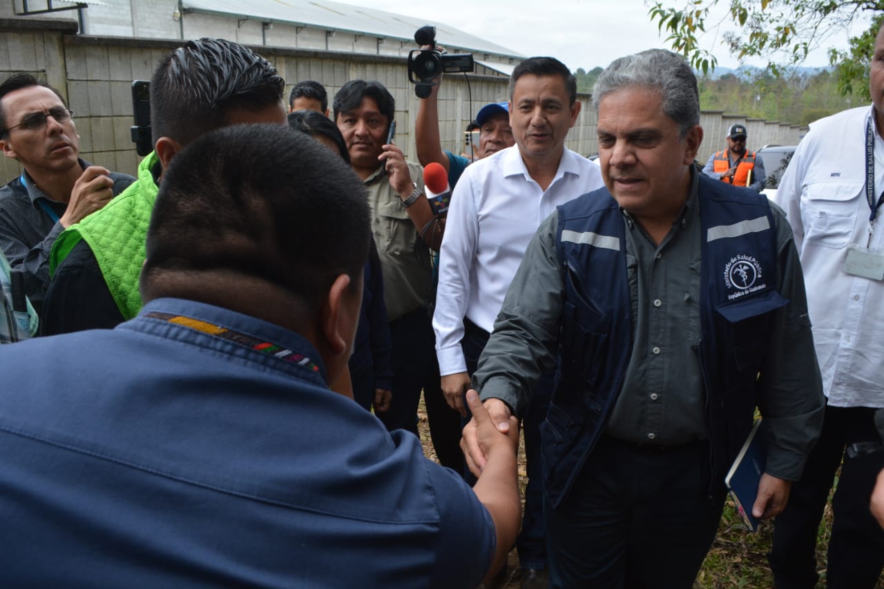 El ministro tuvo un acercamiento con autoridades del Hospital de Cobán. /Foto: MSPAS.