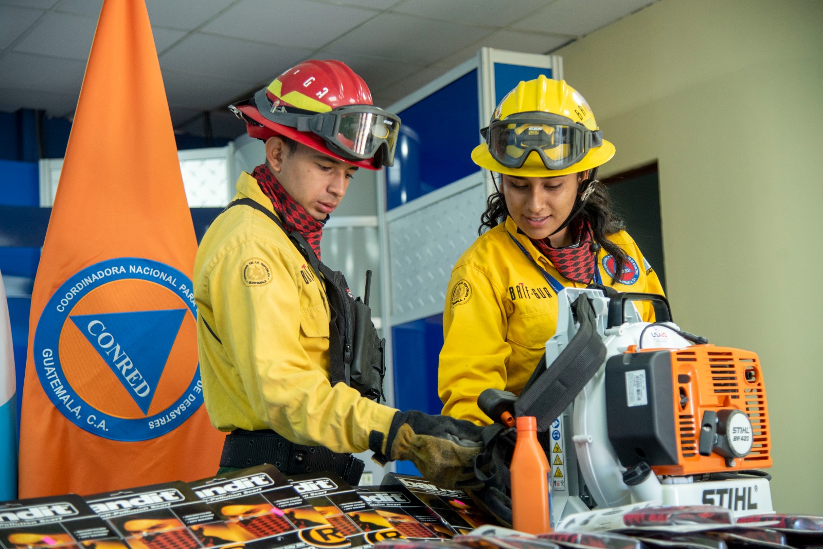 Conred recibe donación de equipo para el combate a incendios