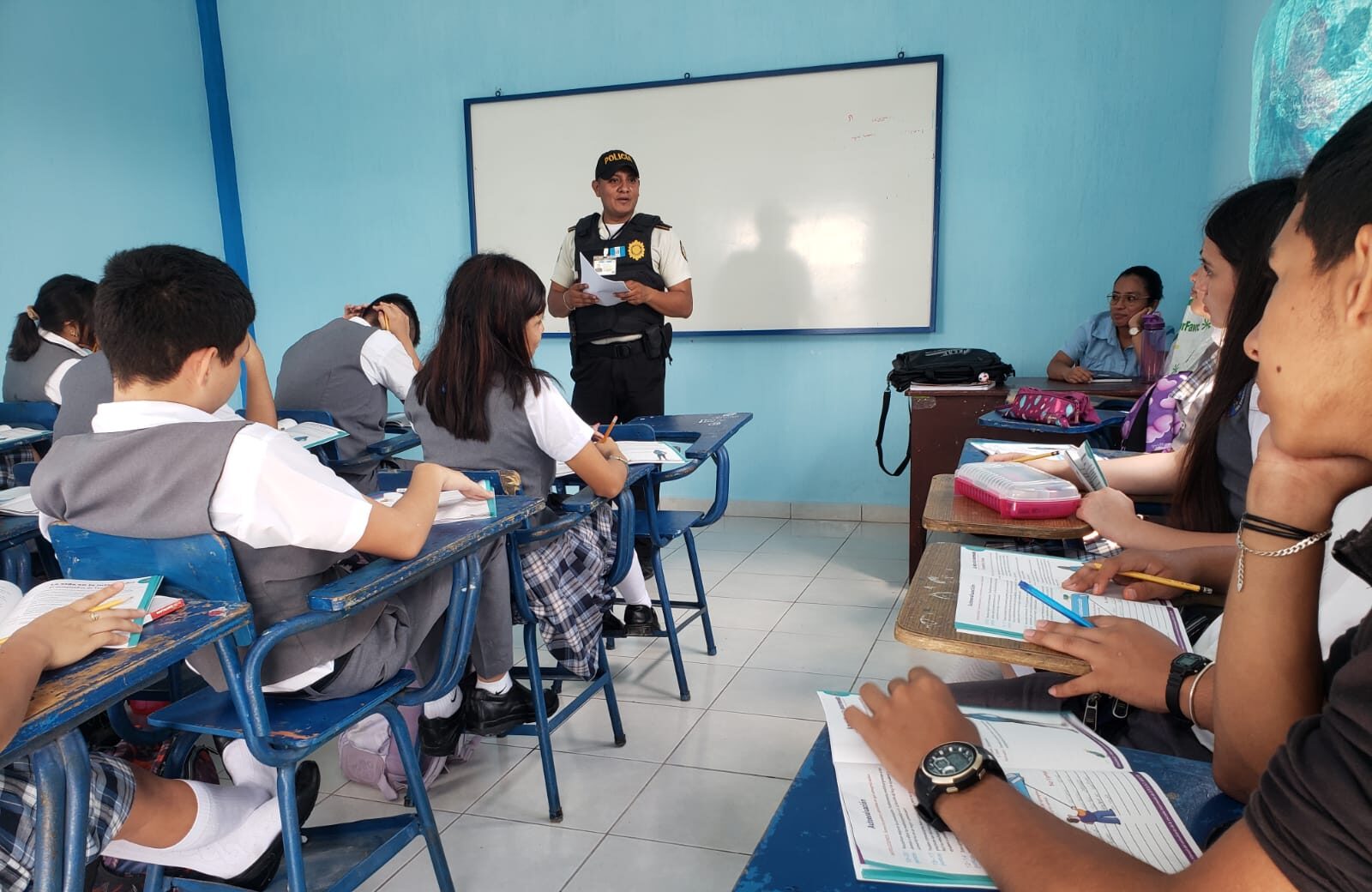 Las acciones preventivas de la PNC reflejan un compromiso continuo con la seguridad y el bienestar de los estudiantes. / Foto: PNC.