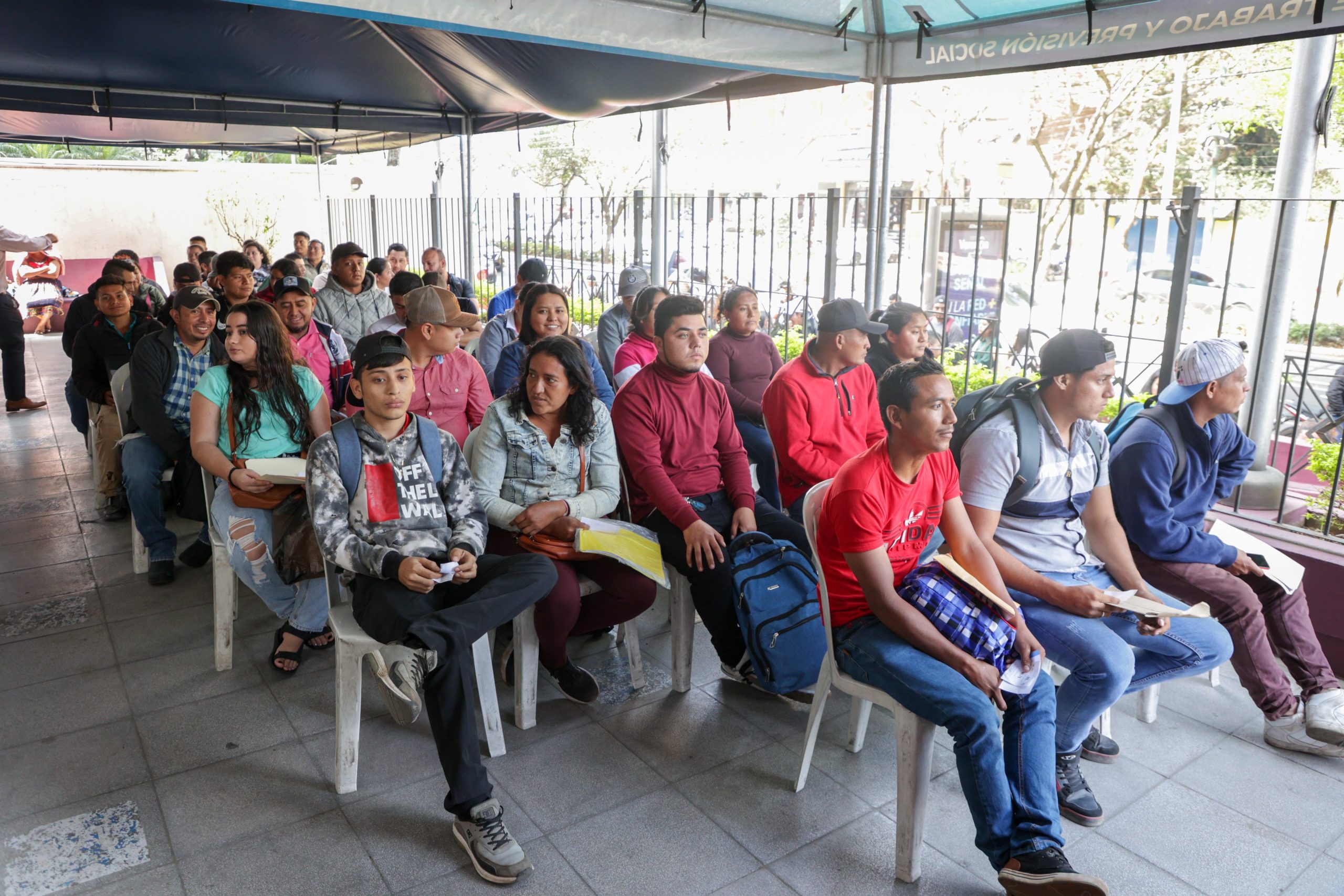Guatemaltecos participan en convocatoria de trabajo temporal en el extranjero