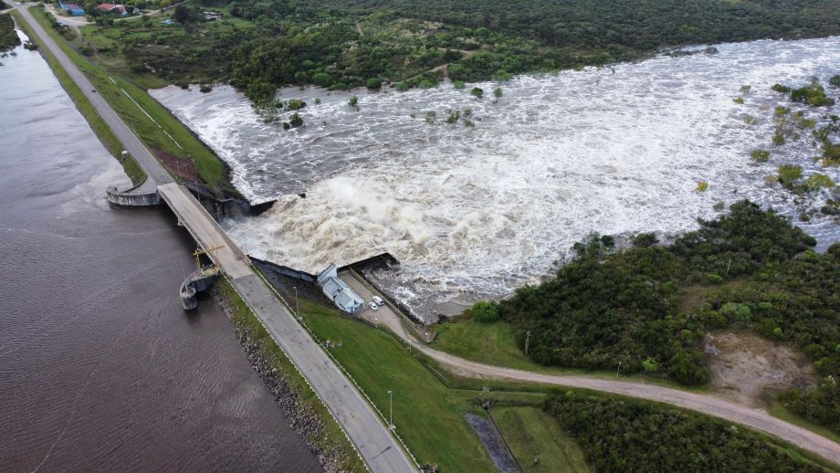 Evacúan a más de mil personas tras inundación histórica en Uruguay