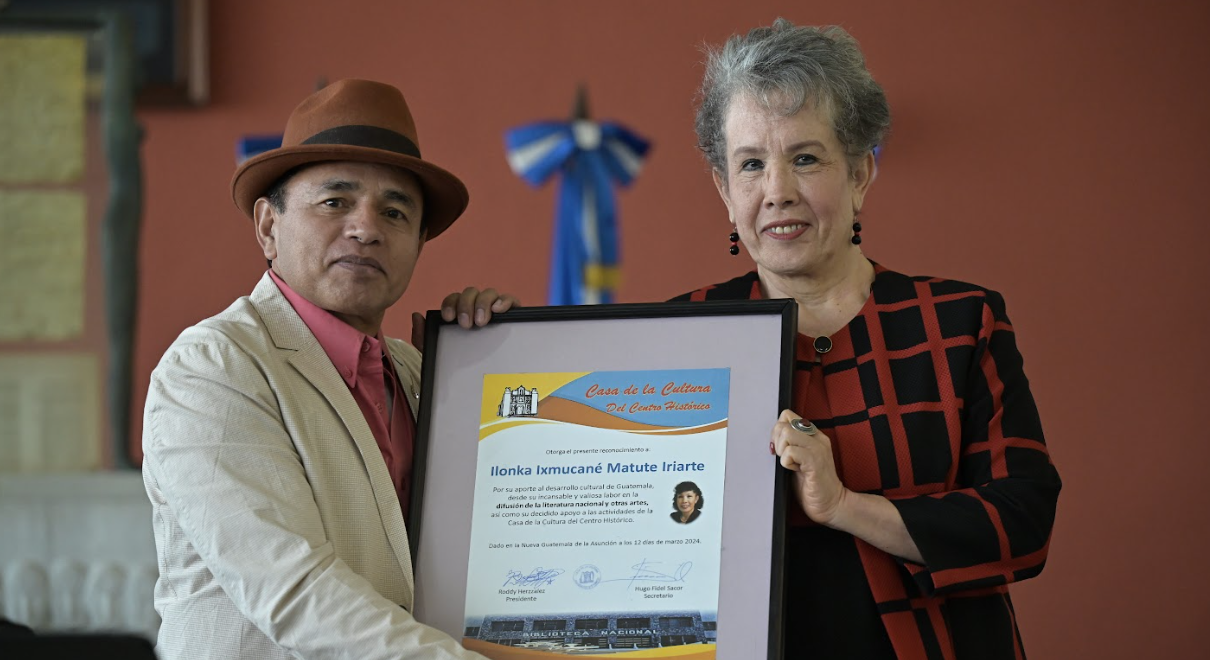 Reconocen a Ilonka Matute Iriarte, guardiana de la Biblioteca Nacional