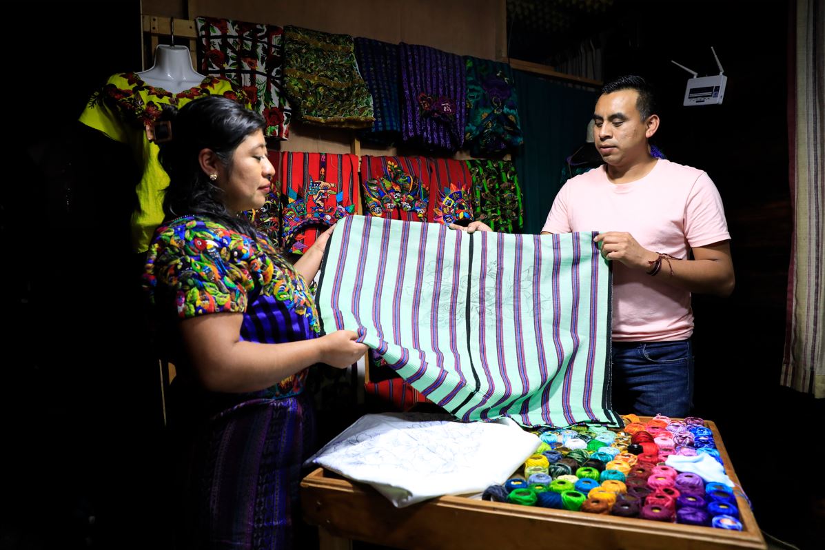 Jóvenes guatemaltecos tejedores de las tradiciones de Santiago Atitlán