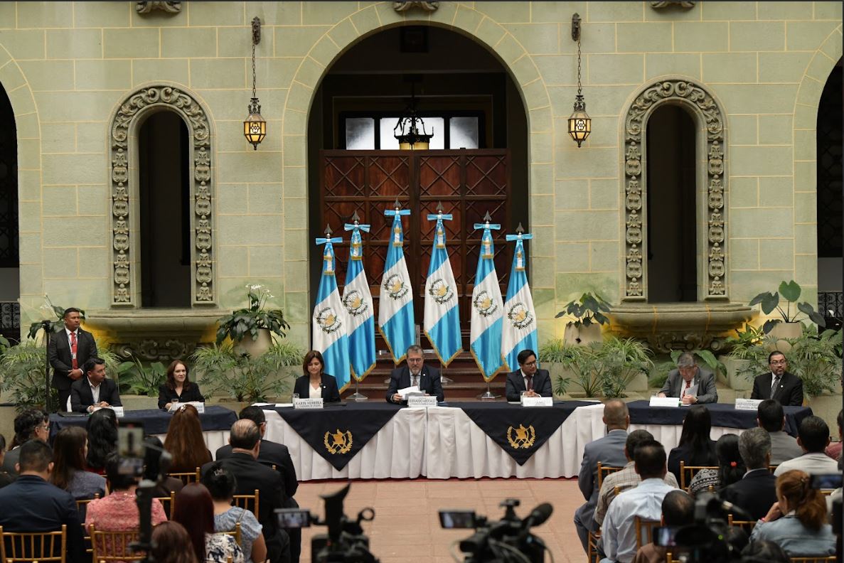Mandatario presenta a miembros de la Comisión Presidencial de Gobierno Abierto y Electrónico