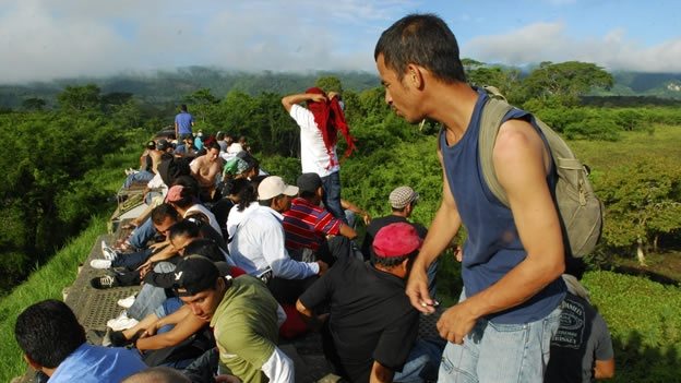 Un juez de EE. UU. detiene polémica ley de Texas que autoriza a policías a expulsar migrantes
