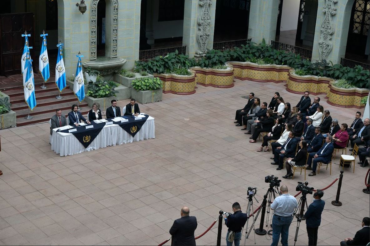 Autoridades del Ministerio de Economía en conferencia de prensa.