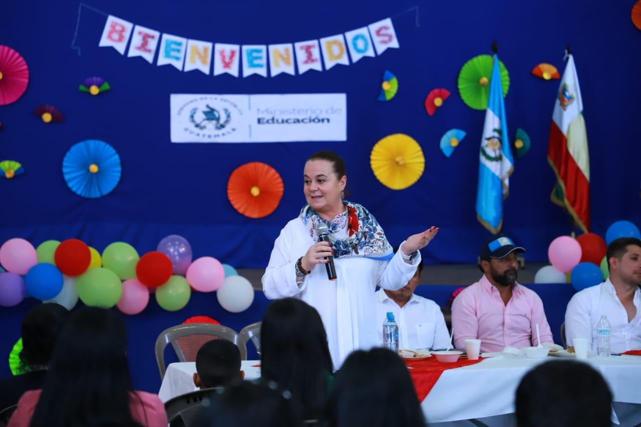 Ministra de Educación supervisa servicios y atención en escuelas de Jalapa