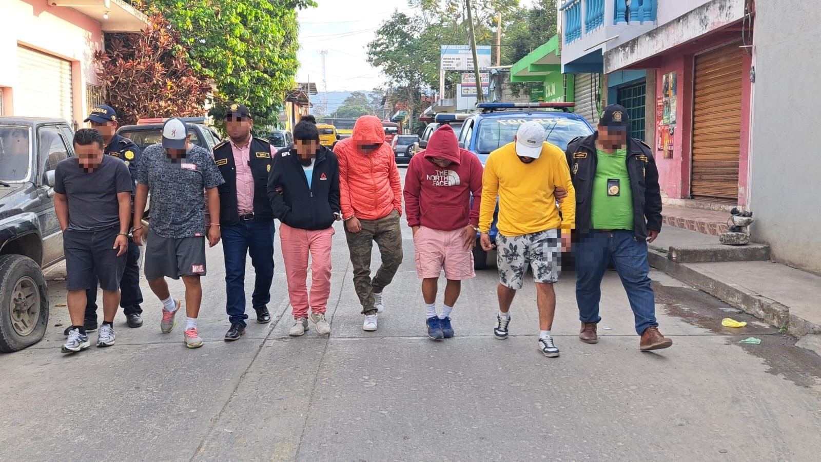 Detienen a coyotes y brindan atención a migrantes
