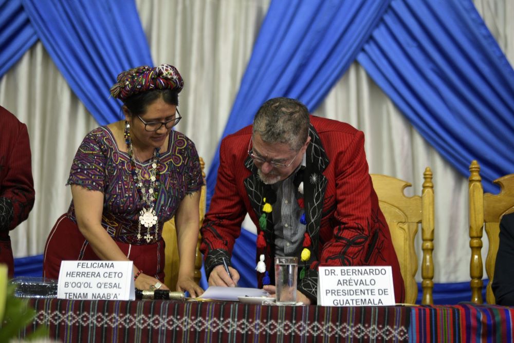 Presidente Bernardo Arévalo firma acuerdo de desarrollo del área ixil