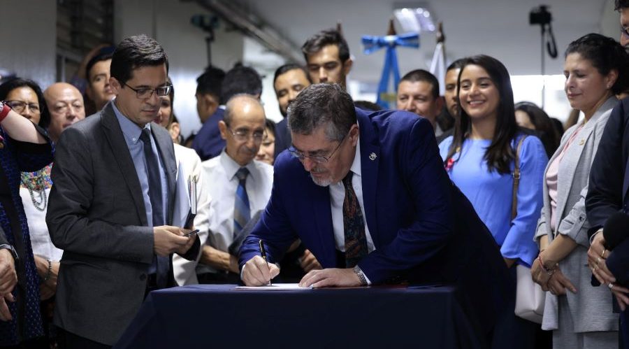 Presidente sanciona Ley de Atención Integral del Cáncer en Guatemala