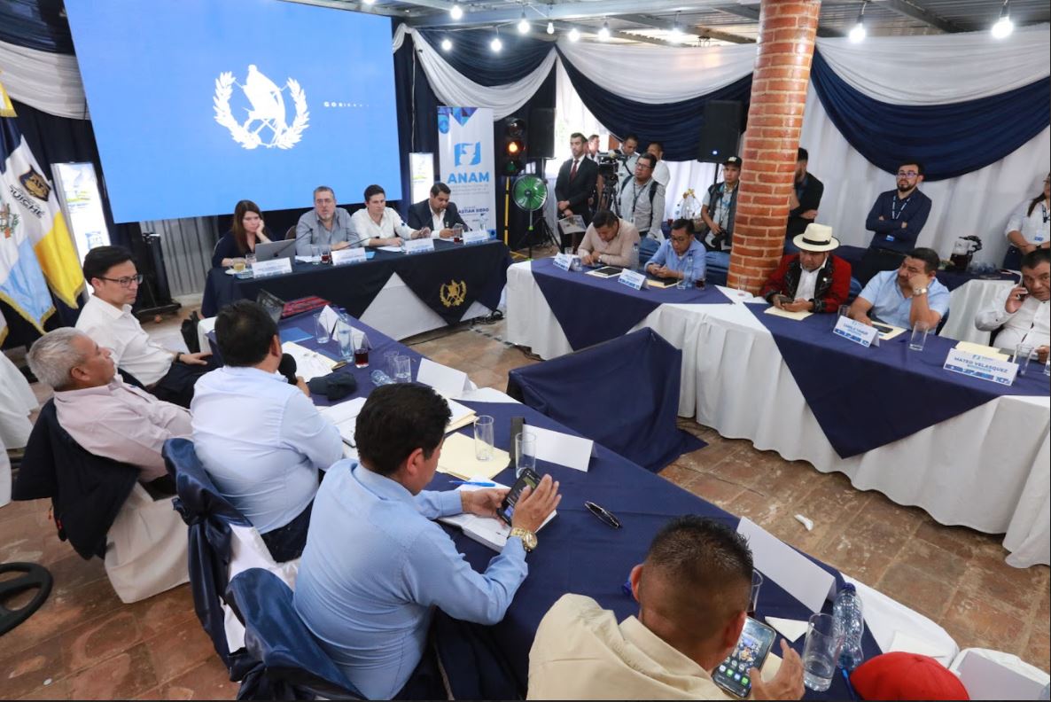 Presidente Bernardo Arévalo en reunión con alcaldes de Quiché.