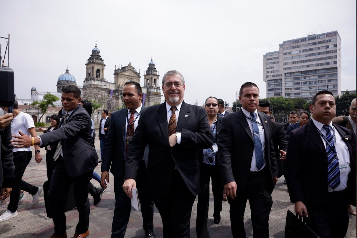 Presidente Bernardo Arévalo a su salida de Catedral Metropolitana.