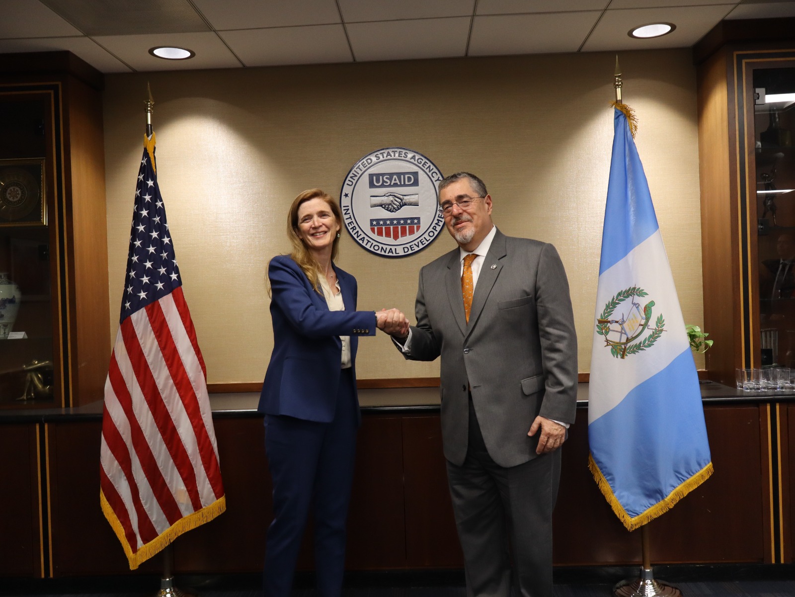 Presidente Bernardo Arévalo junto a Samantha Power, administradora de USAID.