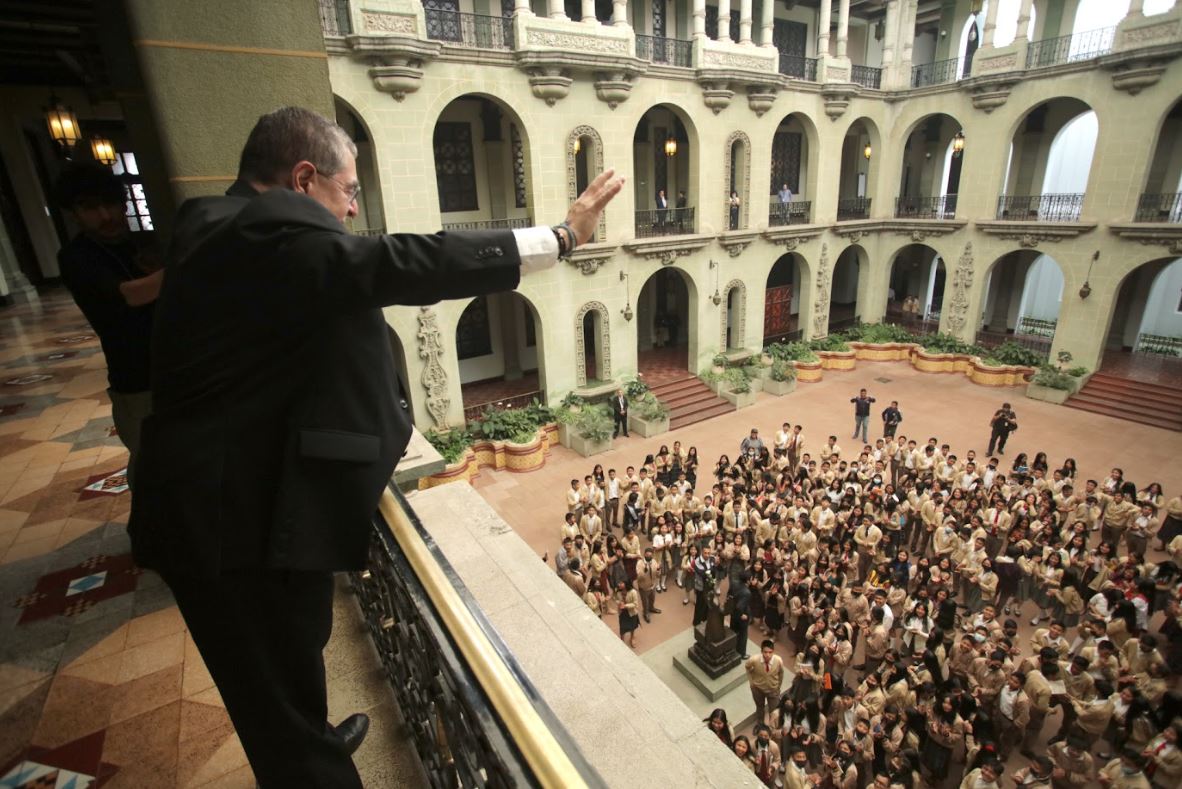 Presidente Bernardo Arévalo saludo a 315 estudiantes de Santiago Sacatepéquez.