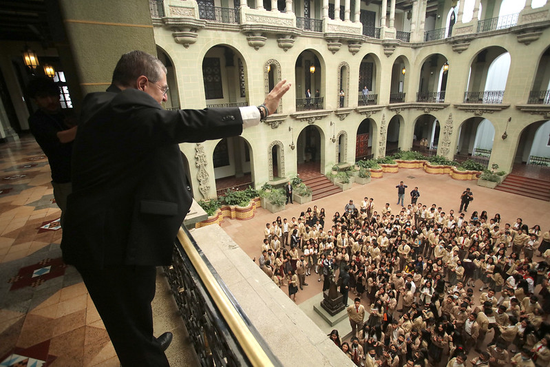 El presidente Bernardo Arévalo saluda a un grupo de estudiantes que visitó el Palacio Nacional.